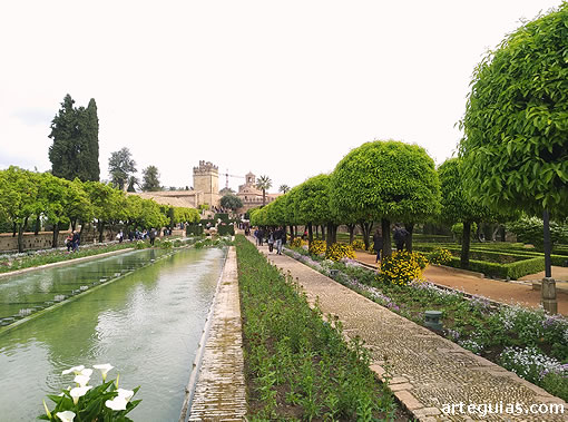 Paseo por los preciosos jardines del Alcázar de los Reyes Cristianos de Córdoba