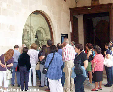 Admirando la escultura románica de la sala capitular de la catedral de Burgo de Osma