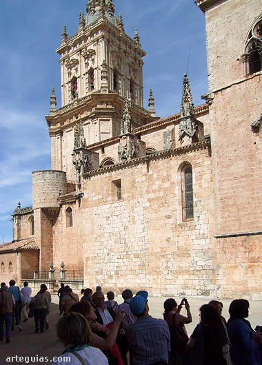 El grupo ante la fachada sur de la catedral de Burgo de Osma