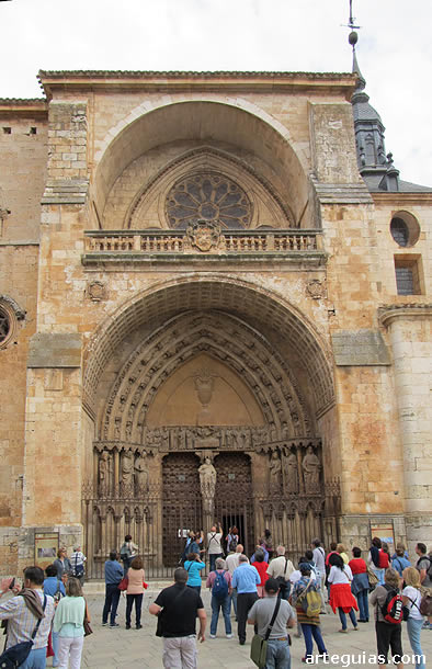 En la fachada meridional g&oacute;tica de la catedral