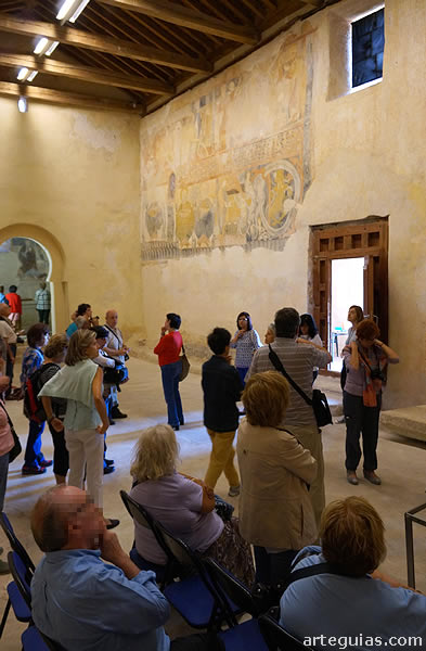 En el interior, lo primero que salta a la vista son sus pinturas del siglo XII
