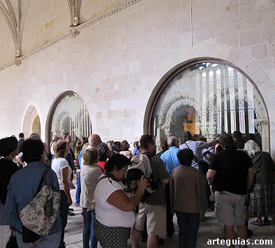 Explicaciones en el claustro de la catedral, frente a las arquer&iacute;as rom&aacute;nicas de la sala capitular