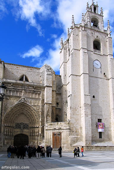 En los exteriores de la catedral de Palencia