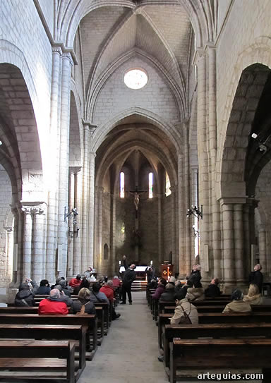 Explicando el interior de la iglesia de San Miguel