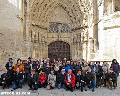 Foto de familia ante la catedral de Palencia
