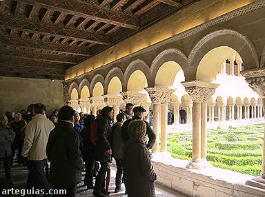 Admirando los capiteles del claustro silense