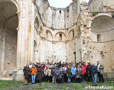 Imagen del grupo posando en  el interior de la iglesia abacial del Monasterio de San Pedro de Arlanza