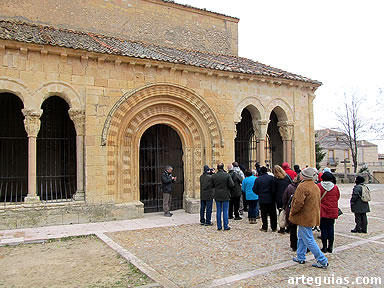 Nuestros amigos viajeros ante la galería porticada de la iglesia de San Pedro de Gaíllos