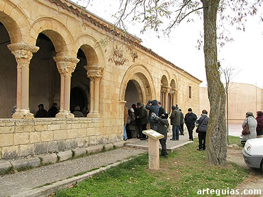 Entrando en el pórtico románico de la iglesia de Perorrubio