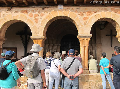 Además de la galería, esta iglesia cuenta con una preciosa puerta románica