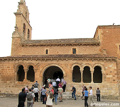 Entrando en la iglesia de San Gil de Rejas de San Esteban