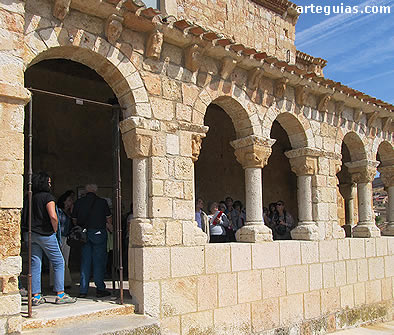 En la galería porticada de la iglesia de Nuestra Señora del Rivero