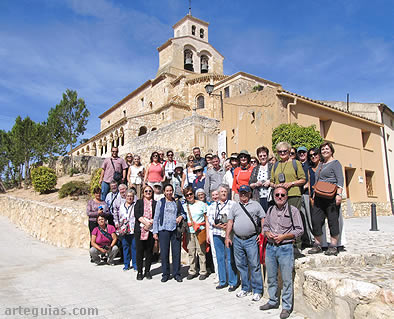 El grupo ante la iglesia románica de la Virgen del Rivero de San Esteban de Gormaz