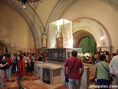 Admirando la joya del monasterio: la imagen de la Virgen de Valvanera
