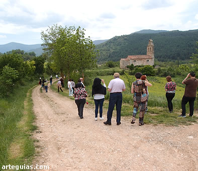 Llegada a la interesantísima ermita prerrománica de San Vicente del Valle