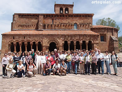 Foto de familia ante esta iglesia burgalesa