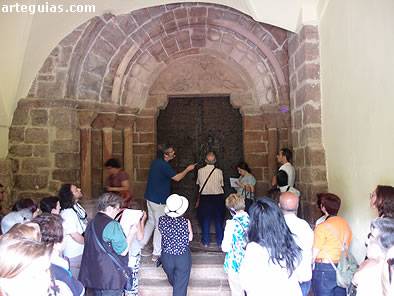 Ante la puerta de la iglesia de las Tres Fuentes de Valgañón