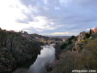 Desde el mirador de las Cortes de Castilla y Le&oacute;n, se otea un paisaje impactante de la ciudad y el r&iacute;o Tajo