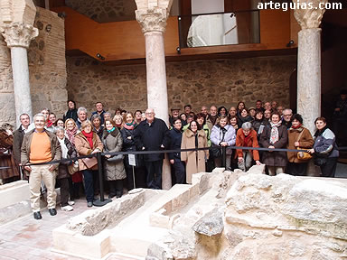Imagen del grupo en el patio de abluciones tras la iglesia de El Salvador