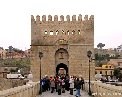 Al llegar a Toledo, atravesamos el río Tajo por el monumental Puente de San Martín