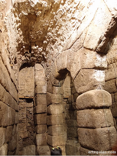 Interior de las "Cuevas de Hércules"