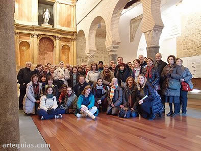 El grupo posando en la iglesia de San Sebastián (antigua mezquita)