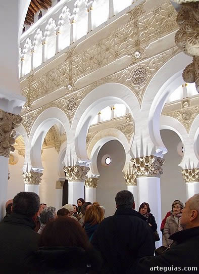 Explicaciones en la monumental sinagoga de Santa María la Blanca