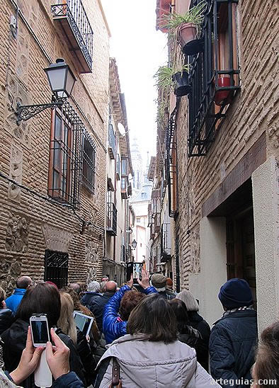 Camino del centro de Toledo por sus callejas estrechas y pintorescas