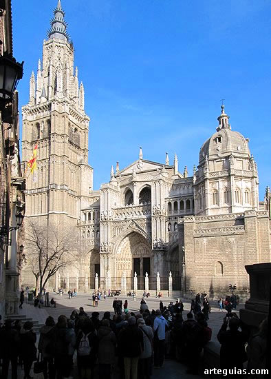 Por la tarde, tras la comida, nos dirigimos a la iglesia de El Salvador, pasando por delante de la catedral