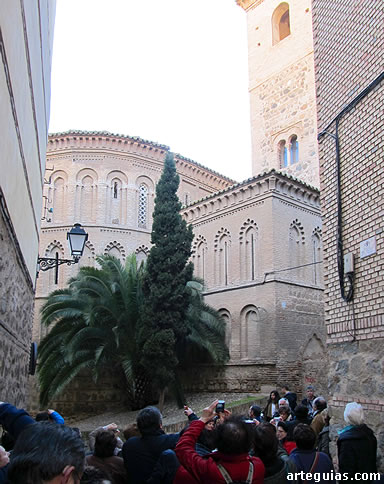 Admirando el exterior de la preciosa iglesia de San Bartolom&eacute;