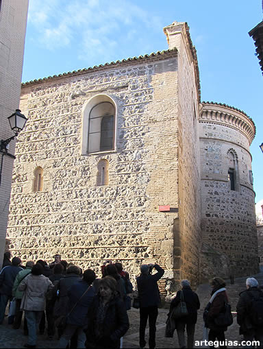 Explicaciones ante la iglesia mud&eacute;jar del Convento de Santa &Uacute;rsula