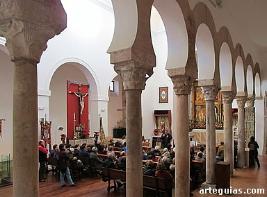 Iglesia de El Salvador, con la arquer&iacute;a &aacute;rabe en primer plano