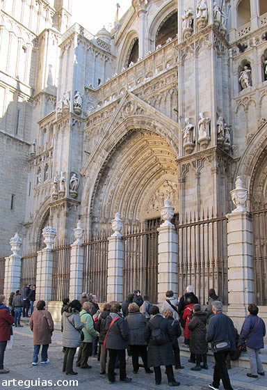 Explicaciones en la fachada de la catedral