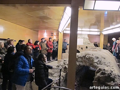 Imagen del momento de la visita a las termas romanas de la Plaza Amador de los R&iacute;os