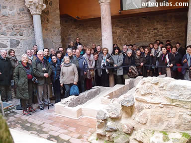 Foto del grupo muy sonriente en el Patio de Abluciones de la Mezquita situada en la iglesia de San Sebasti&aacute;n