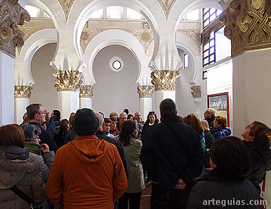 Explicaciones en la preciosa Sinagoga de Santa María la Blanca