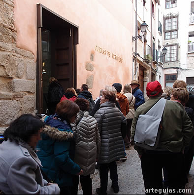 Entrando en las Cuevas de Hércules