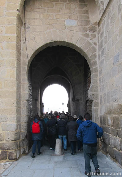 Comienzo de la jornada: atravesando los arcos de la torre de vigilancia del Puente de San Martín