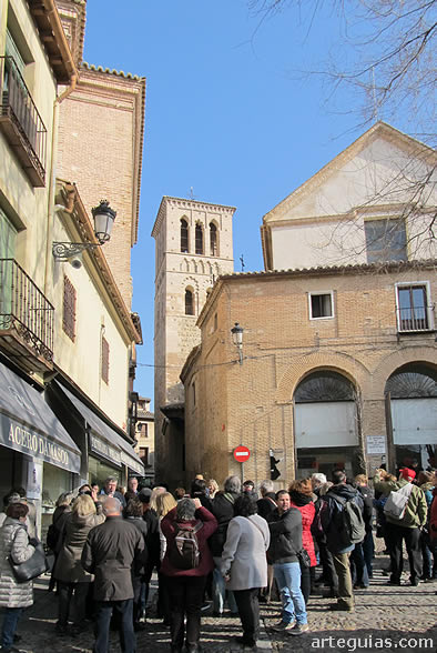 Ante la iglesia de Santo Tomé