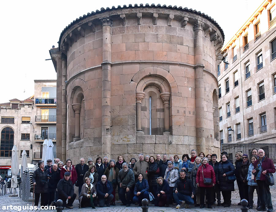 Foto de familia delante del &aacute;bside de la iglesia de San Juan de Barbalos