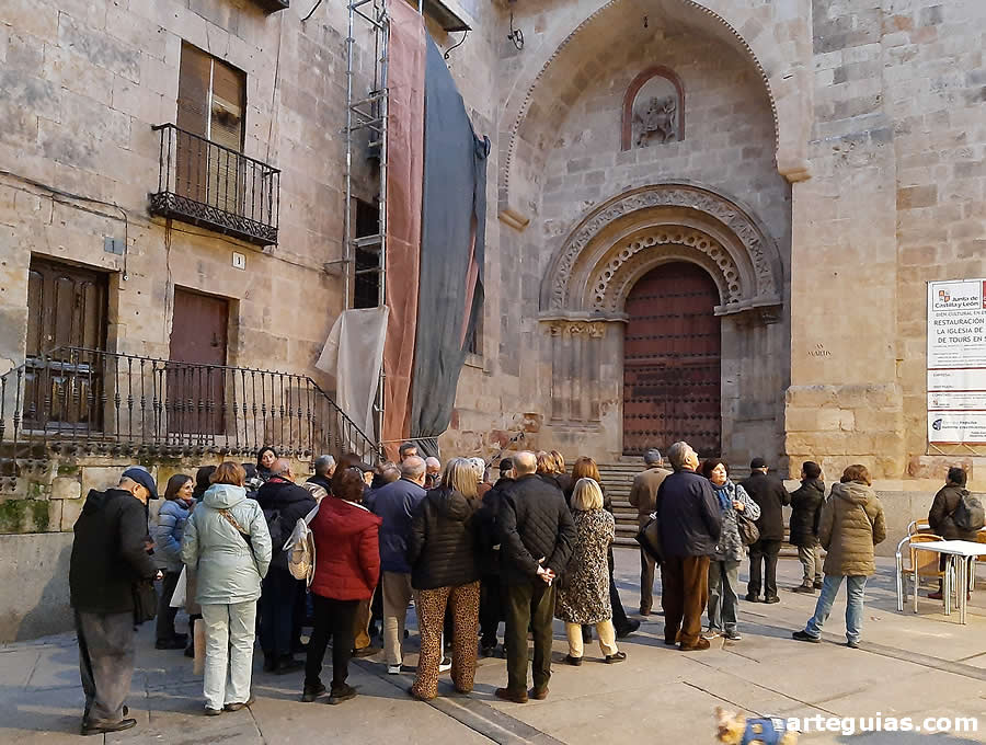 Fin de la jornada delante de la puerta de San Mart&iacute;n