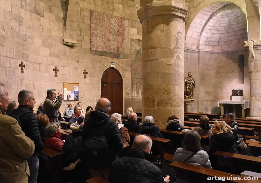 Explicaciones en el interior de la iglesia de San Marcos