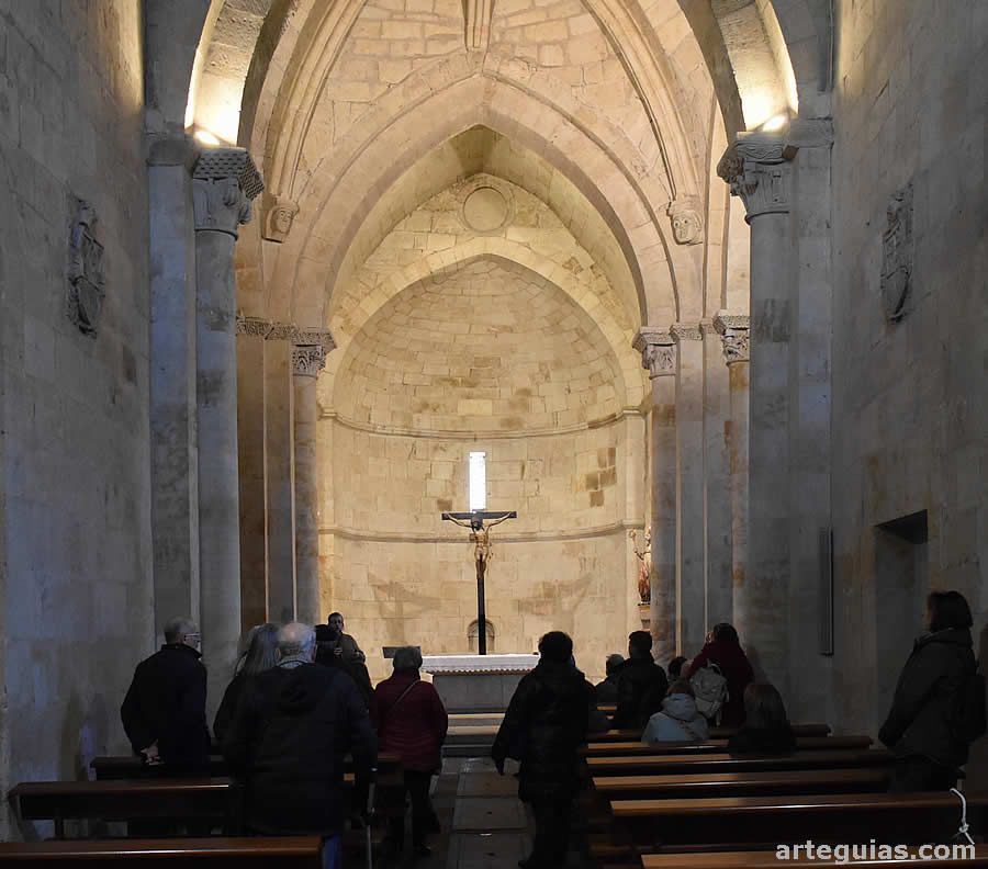 En el interior de Santo Tom&aacute;s Cantuariense