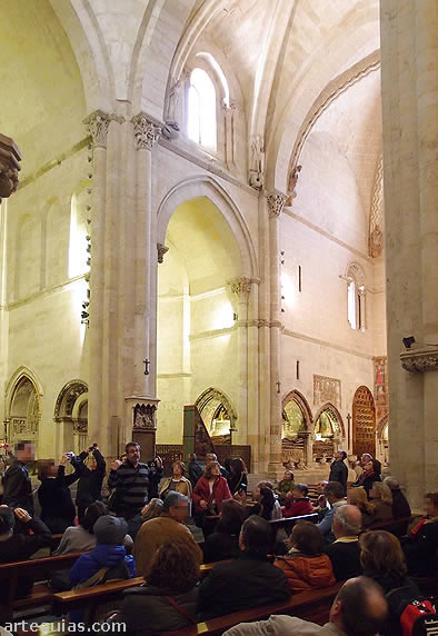 El grupo en el interior de la Catedral Vieja románica