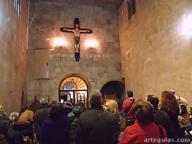 Admirando el Cristo de la Zarza, románico