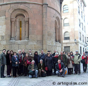 El grupo reunido ante la iglesia de San Juan de Barbalos