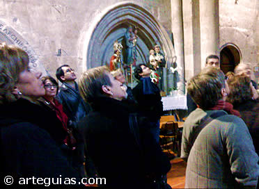 Observamos los capiteles de la iglesia de San Martín