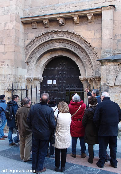 Explicaciones sobre la escultura de la iglesia de San Juan y Santa Basilisa