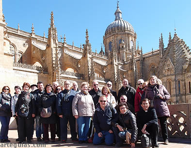 Foto de grupo en la terraza desde donde se divisan las torres y cimborrios de las dos catedrales