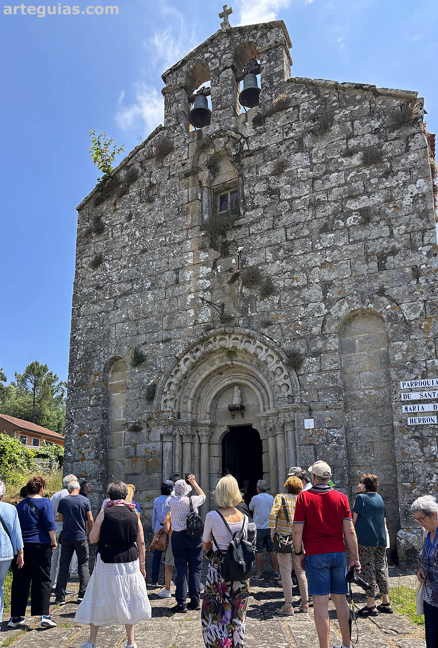 Visitando la iglesia de Herbón